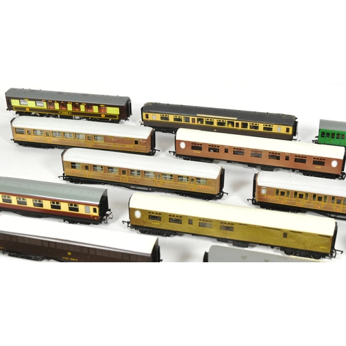 396 - Model Railway - a collection of x20 assorted OO gauge model railway trainset locomotive rolling stoc... 