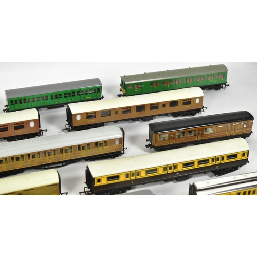 396 - Model Railway - a collection of x20 assorted OO gauge model railway trainset locomotive rolling stoc... 