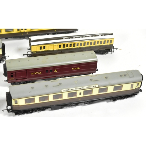 396 - Model Railway - a collection of x20 assorted OO gauge model railway trainset locomotive rolling stoc... 