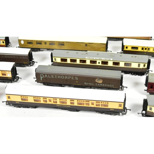 396 - Model Railway - a collection of x20 assorted OO gauge model railway trainset locomotive rolling stoc... 