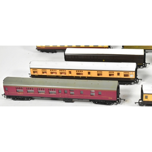 396 - Model Railway - a collection of x20 assorted OO gauge model railway trainset locomotive rolling stoc... 