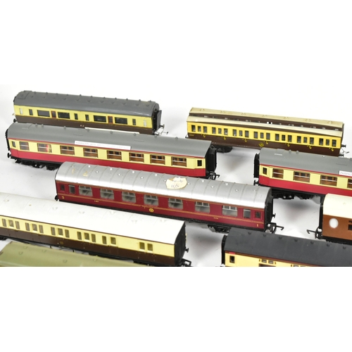 397 - Model Railway - a collection of x24 assorted OO gauge model railway trainset locomotive rolling stoc... 