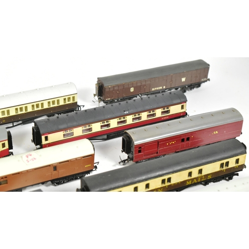 397 - Model Railway - a collection of x24 assorted OO gauge model railway trainset locomotive rolling stoc... 