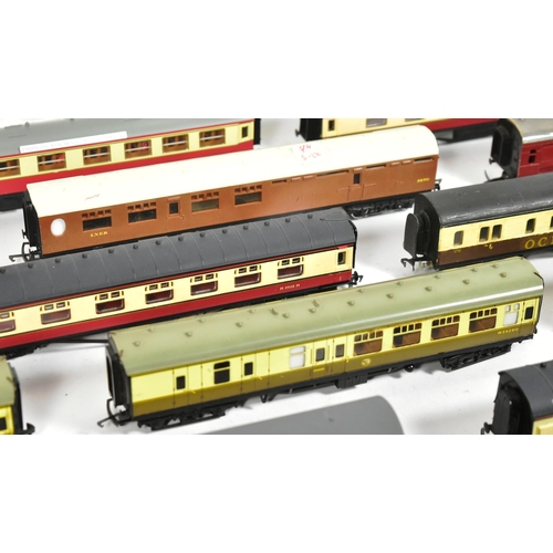 397 - Model Railway - a collection of x24 assorted OO gauge model railway trainset locomotive rolling stoc... 