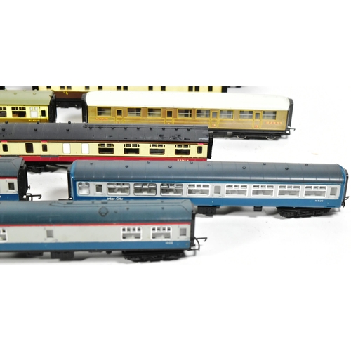 397 - Model Railway - a collection of x24 assorted OO gauge model railway trainset locomotive rolling stoc... 