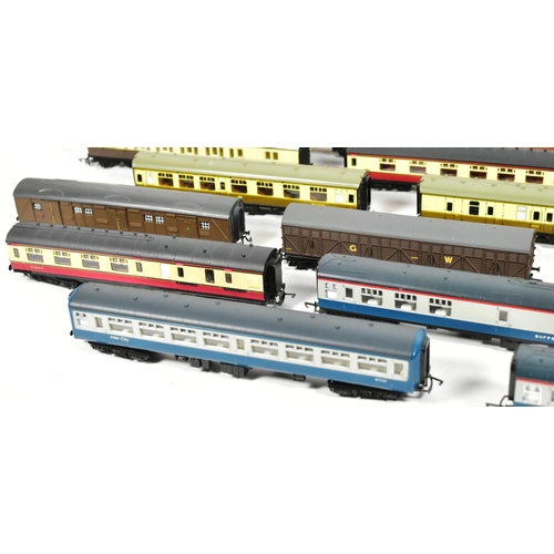 397 - Model Railway - a collection of x24 assorted OO gauge model railway trainset locomotive rolling stoc... 