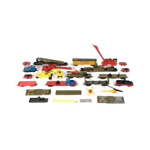 52 - Model Railway - a collection of vintage Triang Battle Space OO gauge model railway trainset parts / ... 