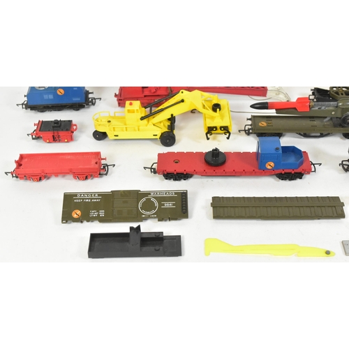 52 - Model Railway - a collection of vintage Triang Battle Space OO gauge model railway trainset parts / ... 