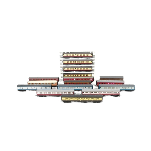 57 - Model Railway - a collection of x16 OO gauge model railway trainset locomotive rolling stock coaches... 