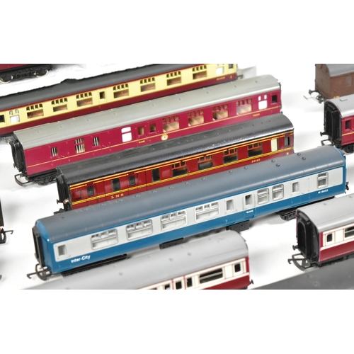 57 - Model Railway - a collection of x16 OO gauge model railway trainset locomotive rolling stock coaches... 