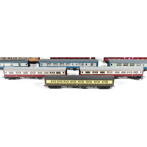 57 - Model Railway - a collection of x16 OO gauge model railway trainset locomotive rolling stock coaches... 