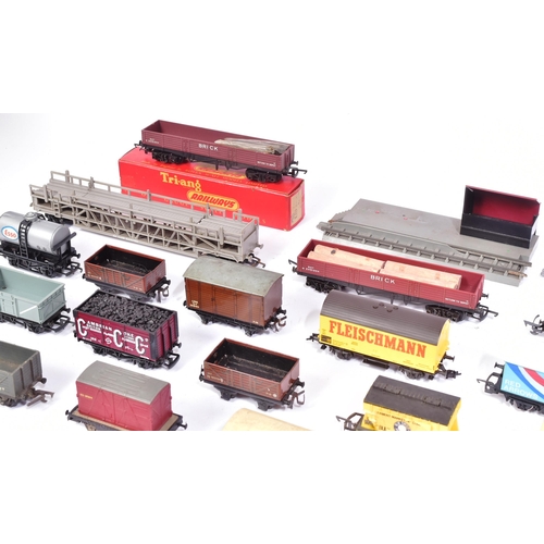 86 - Model Railway - a collection of vintage OO gauge model railway trainset locomotive rolling stock wag... 