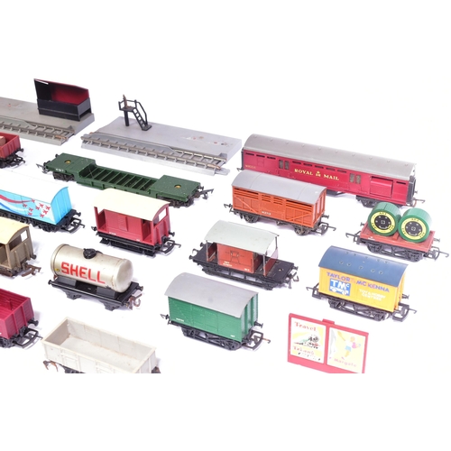 86 - Model Railway - a collection of vintage OO gauge model railway trainset locomotive rolling stock wag... 