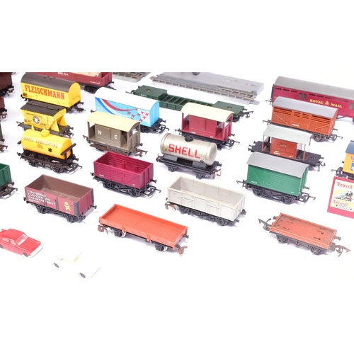 86 - Model Railway - a collection of vintage OO gauge model railway trainset locomotive rolling stock wag... 