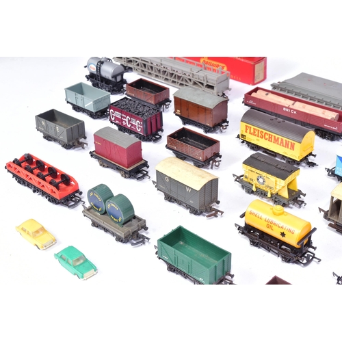 86 - Model Railway - a collection of vintage OO gauge model railway trainset locomotive rolling stock wag... 