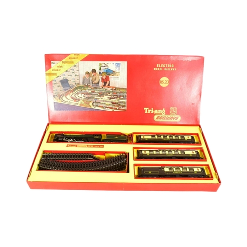 87 - Model Railway - a vintage Triang / Tri-ang OO gauge model railway trainset No. RS.23. The set contai... 