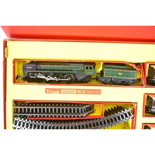 87 - Model Railway - a vintage Triang / Tri-ang OO gauge model railway trainset No. RS.23. The set contai... 