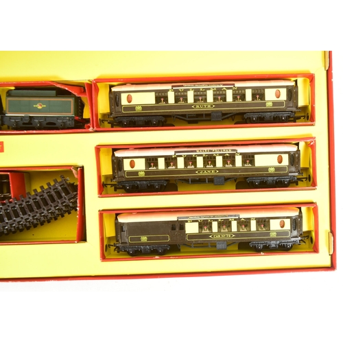 87 - Model Railway - a vintage Triang / Tri-ang OO gauge model railway trainset No. RS.23. The set contai... 