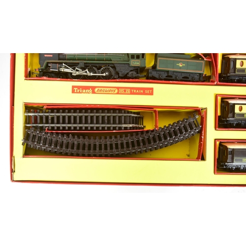 87 - Model Railway - a vintage Triang / Tri-ang OO gauge model railway trainset No. RS.23. The set contai... 