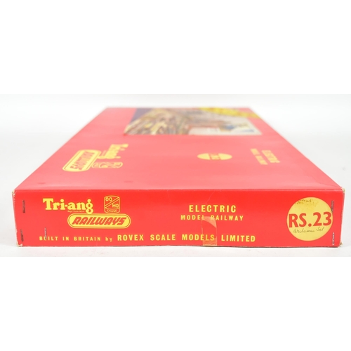 87 - Model Railway - a vintage Triang / Tri-ang OO gauge model railway trainset No. RS.23. The set contai... 