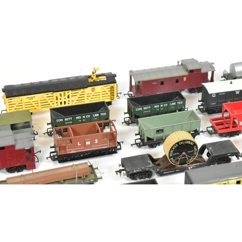 97 - Model Railway - a large collection of assorted OO gauge model railway trainset locomotive rolling st... 