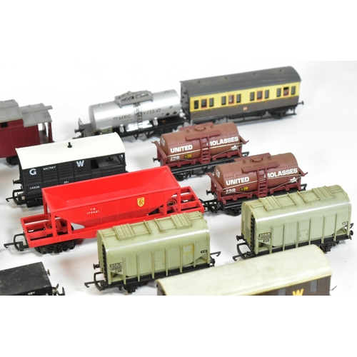 97 - Model Railway - a large collection of assorted OO gauge model railway trainset locomotive rolling st... 