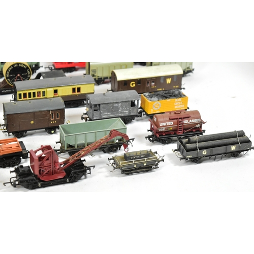 97 - Model Railway - a large collection of assorted OO gauge model railway trainset locomotive rolling st... 