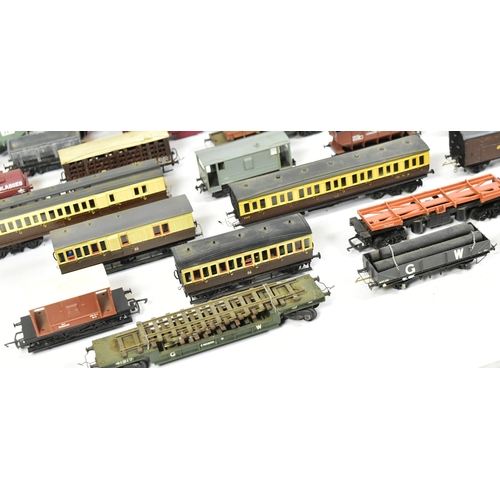 97 - Model Railway - a large collection of assorted OO gauge model railway trainset locomotive rolling st... 