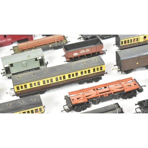 97 - Model Railway - a large collection of assorted OO gauge model railway trainset locomotive rolling st... 