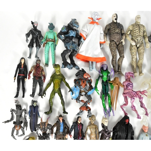 435 - Action Figures - a collection of assorted sci-fi and gaming action figures to include: Crysis II fig... 