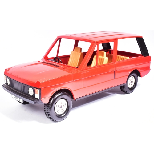 519 - Sindy - an original vintage Pedigree made Sindy doll Range Rover playset. Largely complete with inst... 