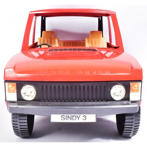 519 - Sindy - an original vintage Pedigree made Sindy doll Range Rover playset. Largely complete with inst... 