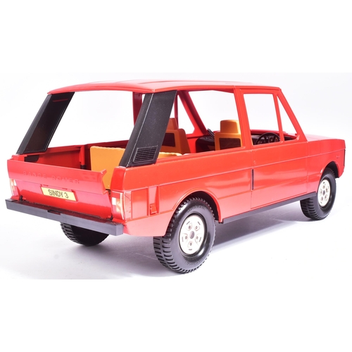 519 - Sindy - an original vintage Pedigree made Sindy doll Range Rover playset. Largely complete with inst... 