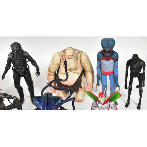 565 - Action Figures - a collection of assorted sci-fi and gaming action figures to include: Halo Elite Fl... 