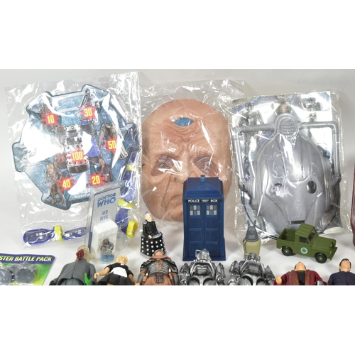 568 - Doctor Who - Character Options - a collection of loose / unboxed Dr Who action figures by Character.... 