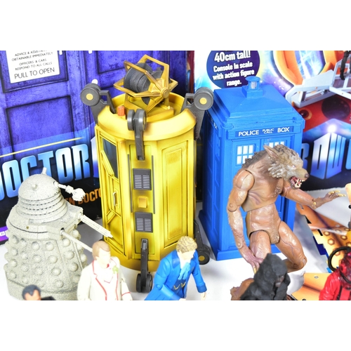 569 - Doctor Who - Character Options - a collection of assorted Dr Who playsets and action figures to incl... 