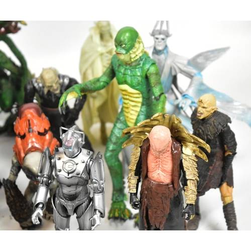 570 - Action Figures - a collection of assorted sci-fi and gaming action figures to include: NECA Predator... 