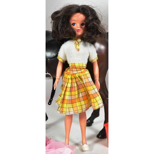 551 - Sindy - Pedigree - a collection of original vintage c1970s Pedigree made Sindy items to include: a v... 