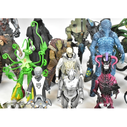 570 - Action Figures - a collection of assorted sci-fi and gaming action figures to include: NECA Predator... 