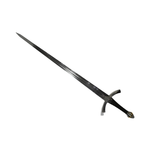 604 - Lord of the Rings - a replica / cosplay LOTR Lord of the Rings Strider style sword. Dome shaped pomm... 