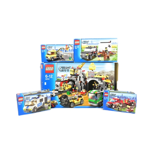 629 - Lego - a collection of x5 original Lego City sets comprising; 4204 The Mine, 3179 Repair Truck, 7942... 