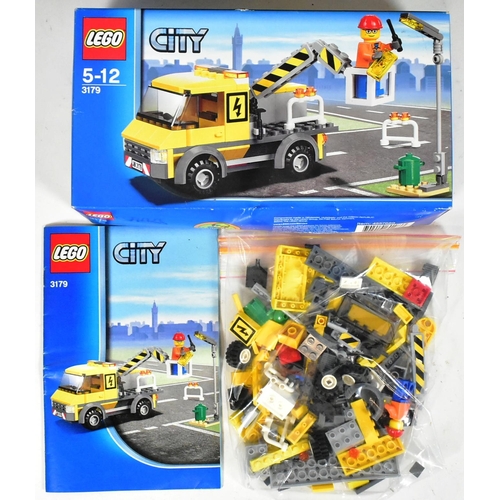 629 - Lego - a collection of x5 original Lego City sets comprising; 4204 The Mine, 3179 Repair Truck, 7942... 