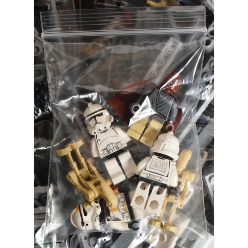 483 - Lego - an original Lego Star Wars set No. 7261 Clone Turbo Tank. The set rebagged, with all minifigu... 