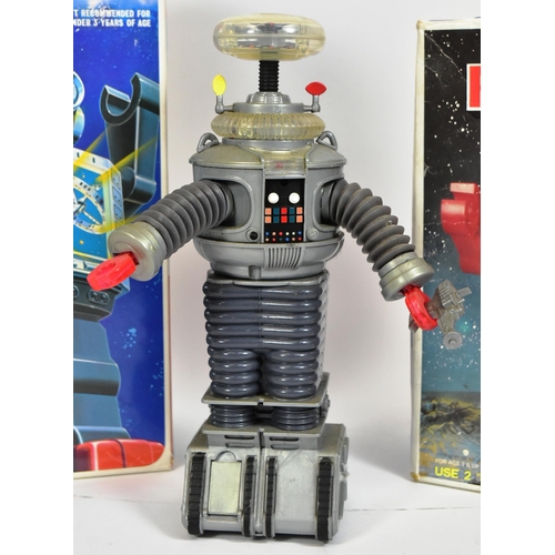 764 - Robots / Space Toys - a collection to include: vintage 'TV Spaceman' battery operated robot by SH To... 