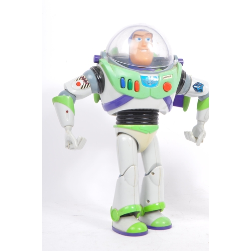 172 - Buzz lightyear - Two vintage 20th century action figurines by Disney Pixar. In the typical form with... 