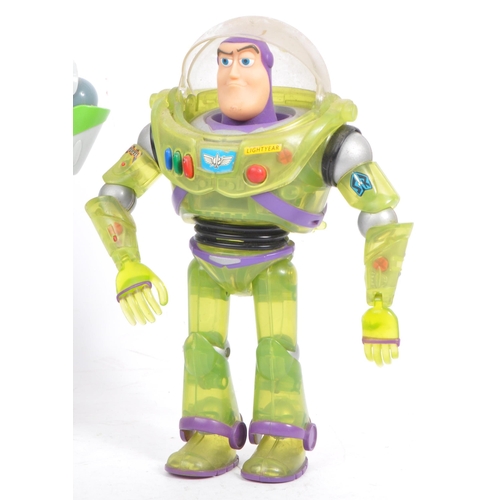 172 - Buzz lightyear - Two vintage 20th century action figurines by Disney Pixar. In the typical form with... 