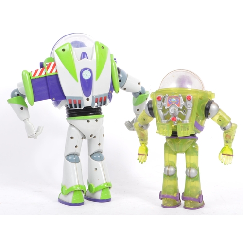 172 - Buzz lightyear - Two vintage 20th century action figurines by Disney Pixar. In the typical form with... 