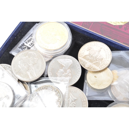 174 - A collection of 20th and 21st century British commemorative coins, to include the overseas territori... 