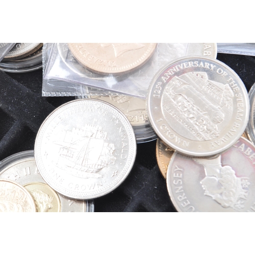 174 - A collection of 20th and 21st century British commemorative coins, to include the overseas territori... 