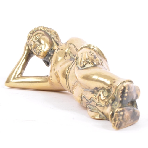 209 - A bronze recumbent Thai / south east Asian buddha statue figure. The figure of small proportions, be... 